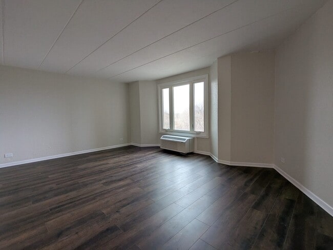 Building Photo - 1 Renaissance Pl