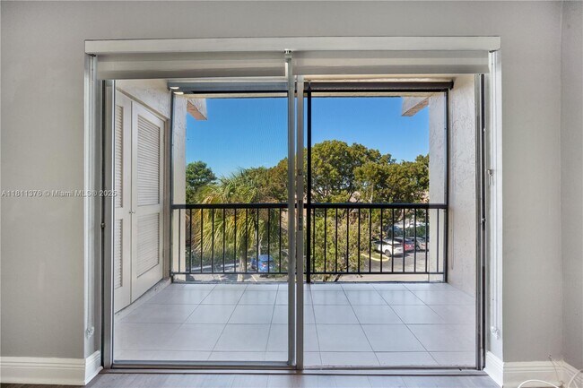 Building Photo - 13707 Kendale Lakes Cir