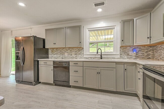 Building Photo - Beautiful split foyer home in Colonial Hei...