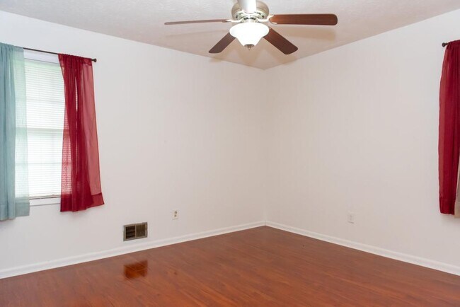 Building Photo - 6205 Fieldcrest Dr