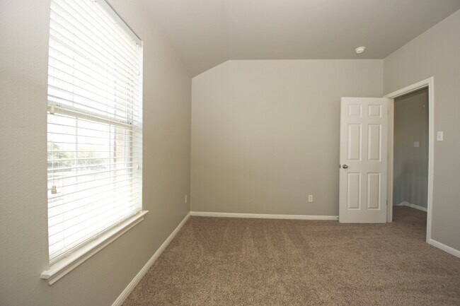 Building Photo - Large Home in Northeast Austin!