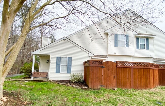 Building Photo - Townhome in sought after Coventry.