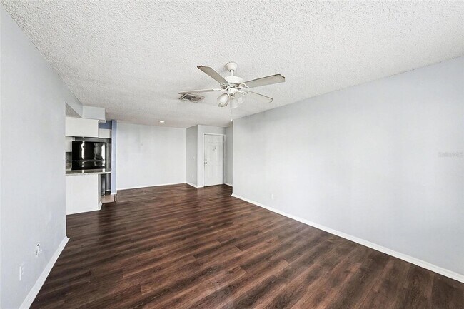 Building Photo - 550 Golden Raintree Pl