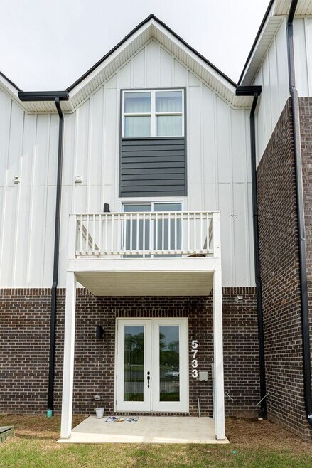 Building Photo - 5733 Sofias Cir