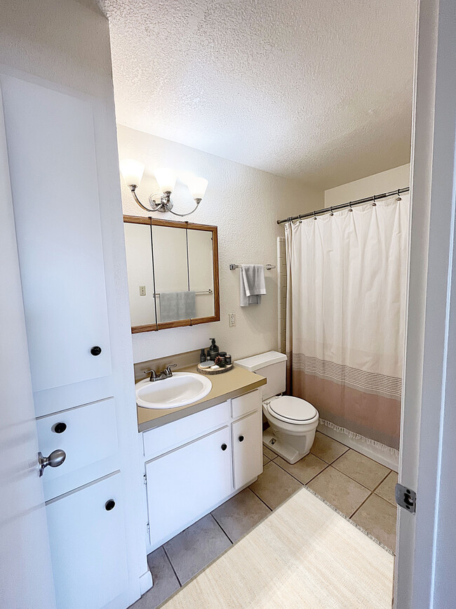 Upstairs full bathroom - 2802 Westhill Dr