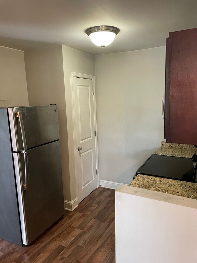 Building Photo - 1BD Corner Unit in Gated Complex, 2 Blocks...