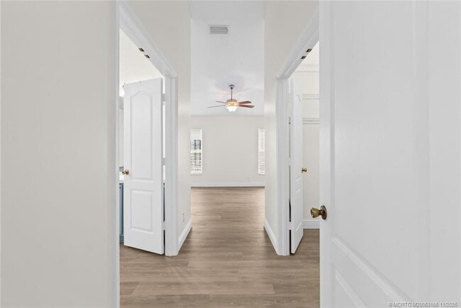 Building Photo - 920 NW Waterlily Pl