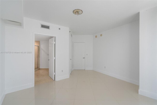 Building Photo - 475 Brickell Ave