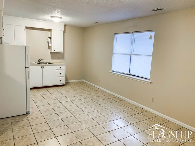 Building Photo - Two Bedroom Greenville Apartment