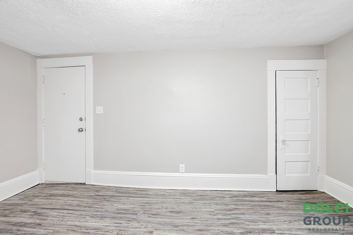 Building Photo - 848 Crescent St NE