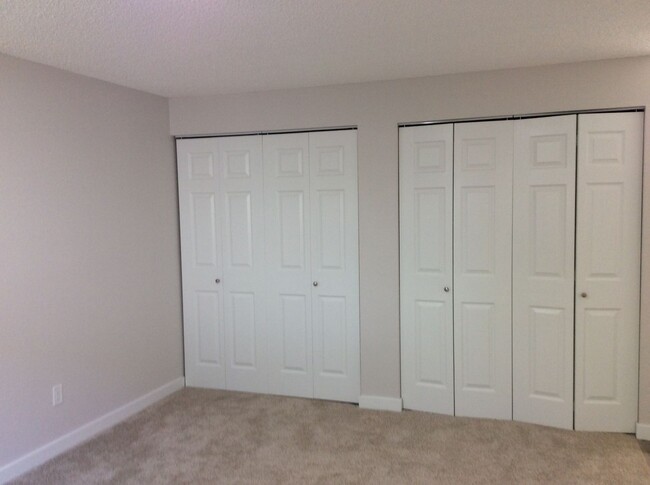 Building Photo - Totally Updated, Beautiful Duplex unit! Av...