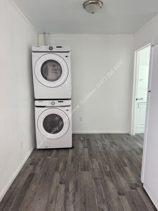 Building Photo - *** Please call us @ 661-266-1400 for info...