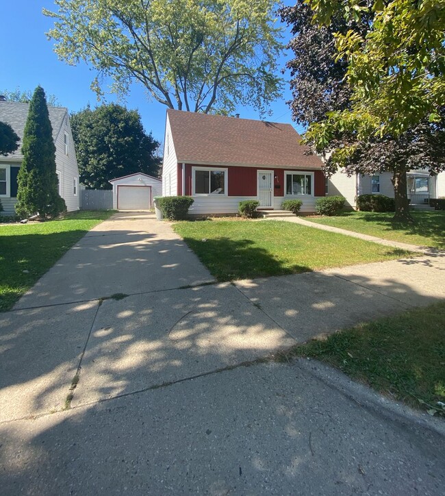 Building Photo - Beautiful 4 Bedroom Single Family Home! Wi...