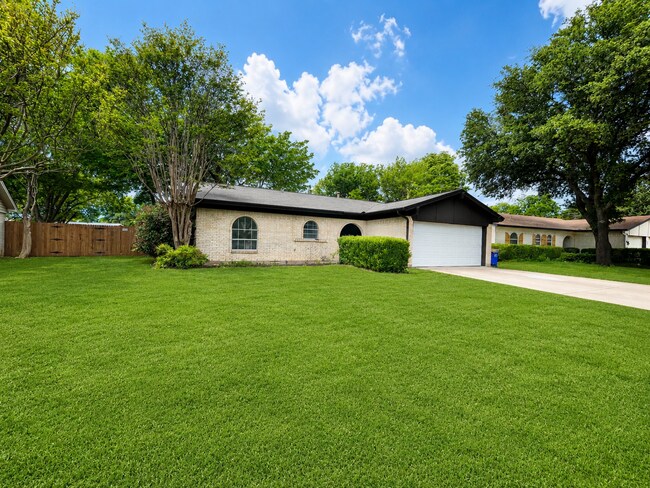 Building Photo - Gorgeous 3/2 recently renovated in homey neighborhood