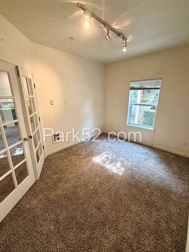 Building Photo - 2 Bedroom Plus Office Condo in DuPont!
