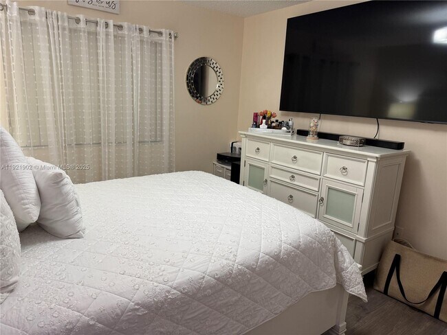 Building Photo - 9446 SW 140th Ct