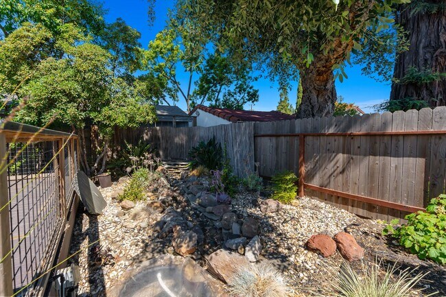 Building Photo - Downtown Napa 3 bed 2 bath single level home