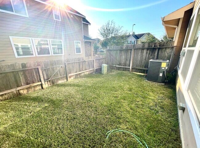 Building Photo - 8318 Greys Ln