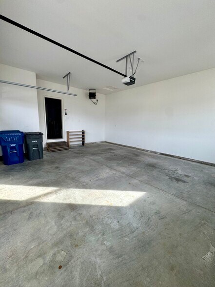 Building Photo - 3082 Charissas Plz