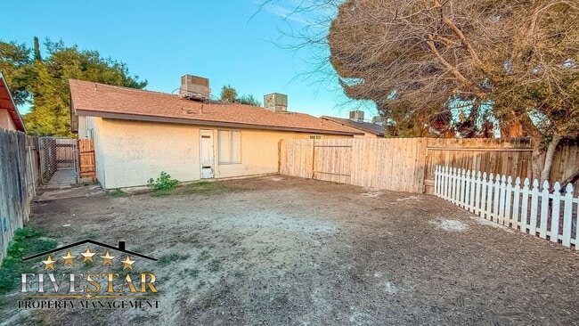 Building Photo - 117 Universe Ave