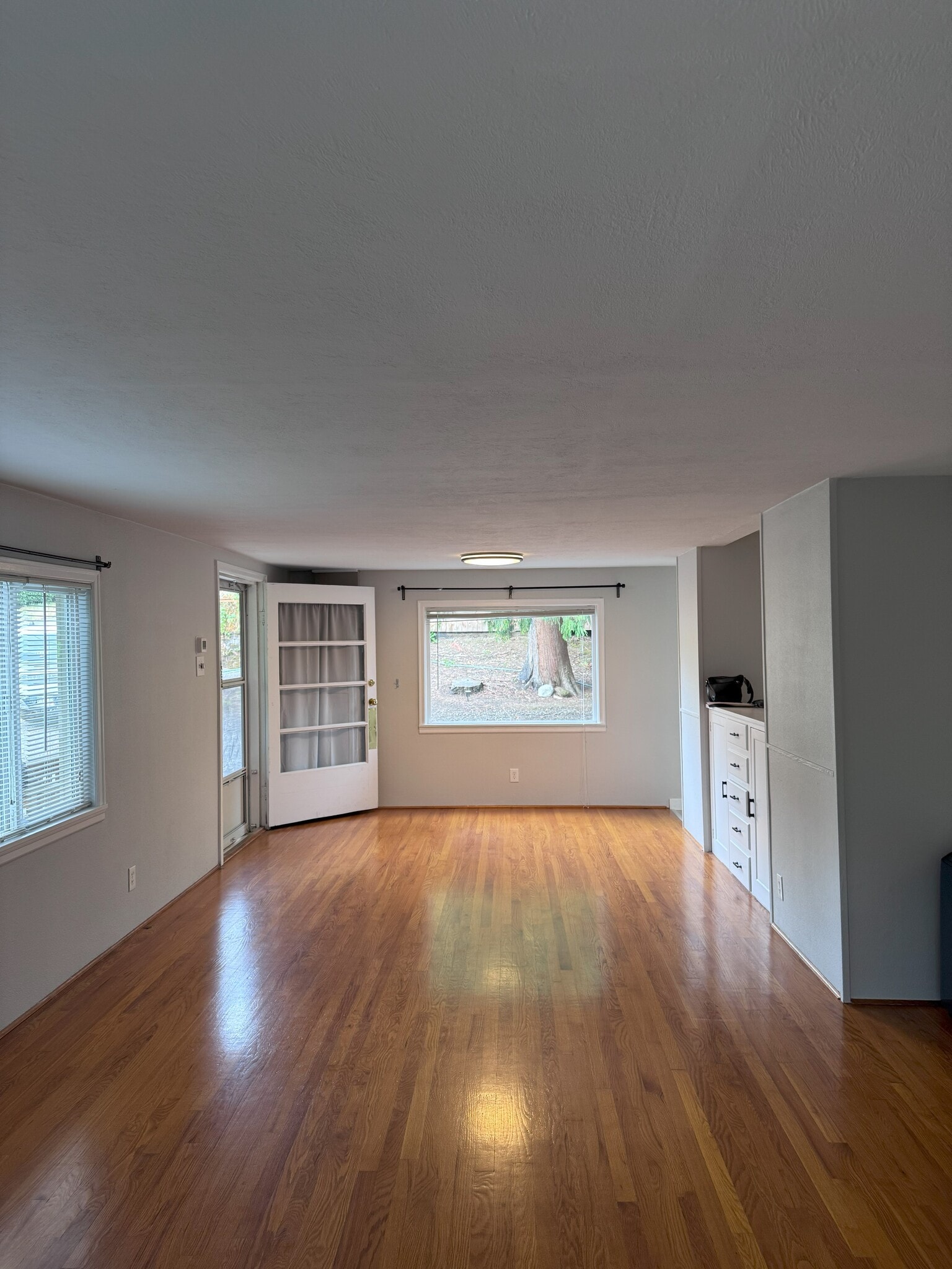 Living Room and Entry - 4509 SW Taylors Ferry Rd