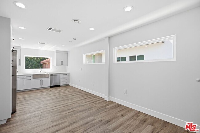 Building Photo - 11613 Burbank Blvd
