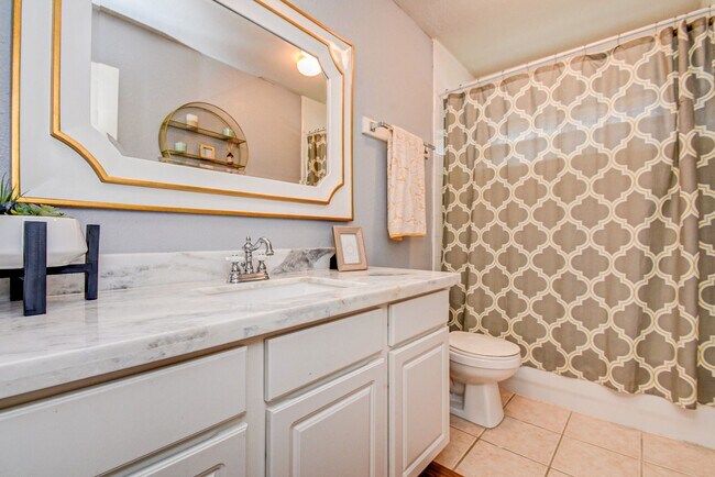 Secondary Bath - 3607 Glenhill Drive