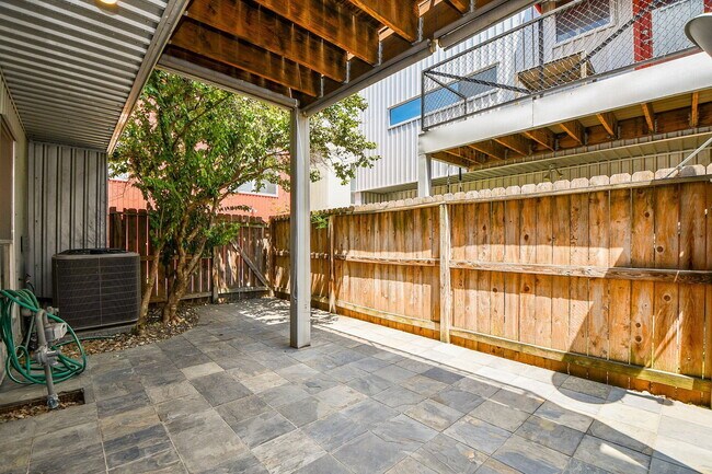Building Photo - 824 Robin St