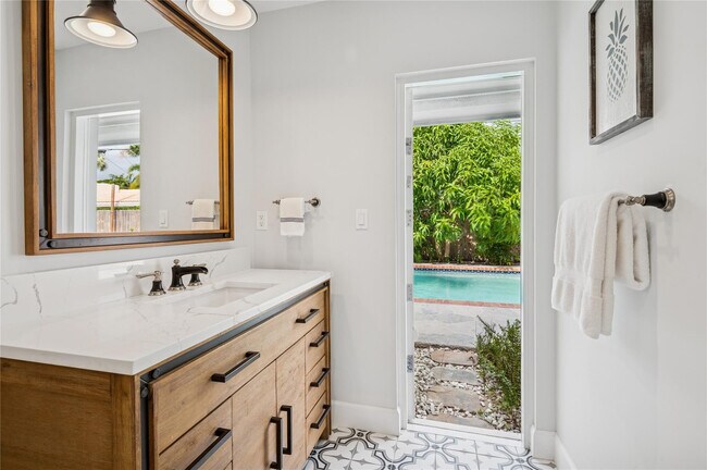 Building Photo - 2657 NE 26th St