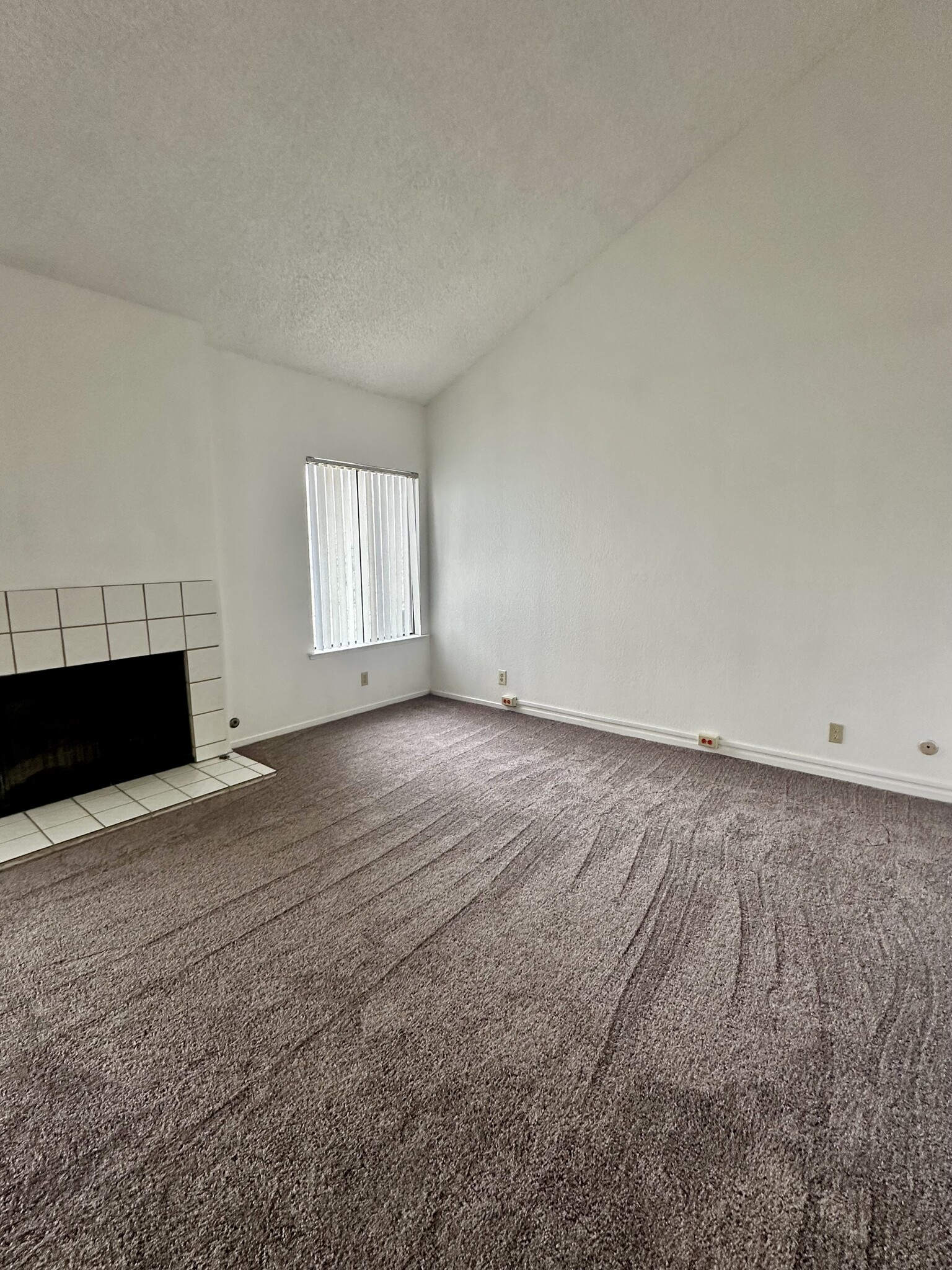 Main bedroom - high ceilings - 2890 Huntington Blvd