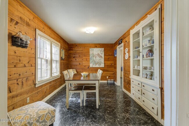 Building Photo - Charming & Unique 4 Bedroom