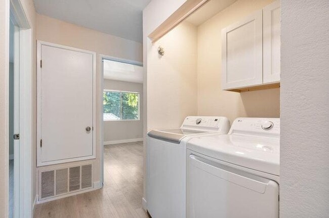 Building Photo - 331 Shadow Run Dr