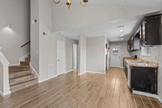 Building Photo - Beautiful 2 Bed, 2 Bath Townhome