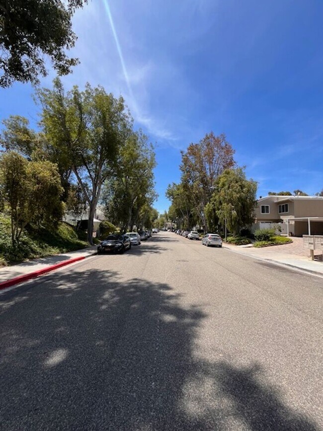 Building Photo - 3 bed 1.5 bath 2 story condo in Park Place...