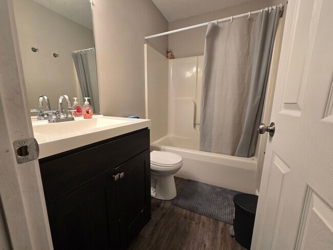 Building Photo - 4 Bedroom Townhome for Rent in Normal!