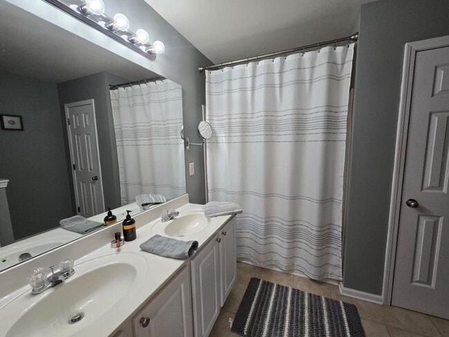 Building Photo - Beautiful Apex Townhome with Greenway Access & Community Amenities