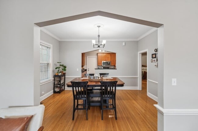 Building Photo - 813 Kenwood Pkwy