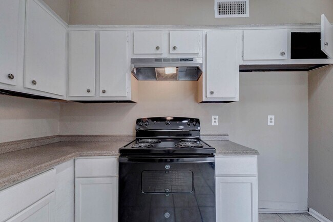 Building Photo - Houston Living in a Spacious Townhome
