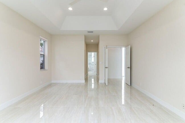 Building Photo - 10879 Handel Pl