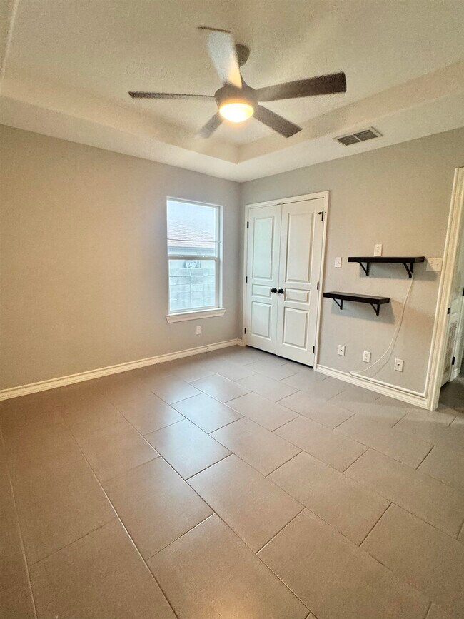 Building Photo - 203 Desert Palm Dr