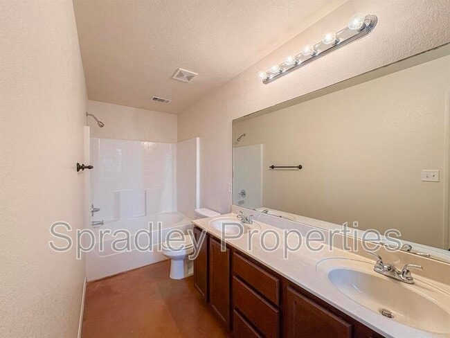 Building Photo - 517B Kendra Dr