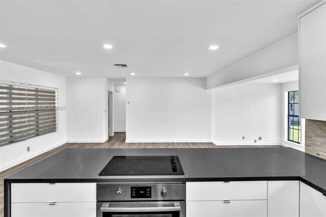 Building Photo - 418 S 57th Way