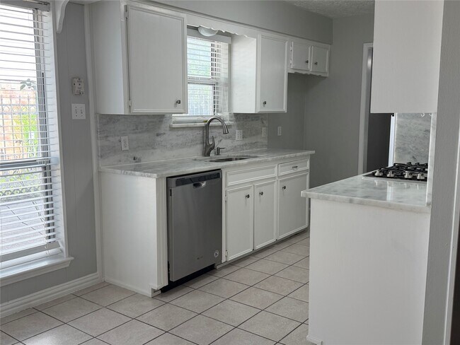 Building Photo - 11107 Sageking Dr