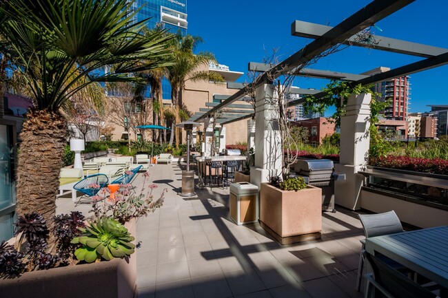 Building Photo - Stunning Legend Condo with Huge Patio Look...