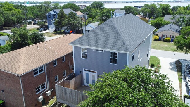 Building Photo - Willoughby Beach