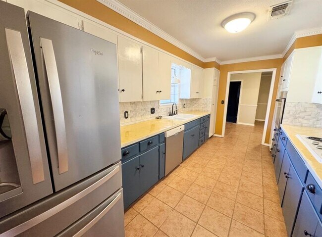 Building Photo - 1225 Lake Terrace Dr