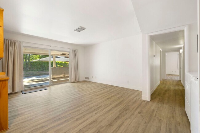 Building Photo - Reburbished 3bd/2ba, 2,275 sq ft home in Coconino Estates close to Hospital, park, downtown Flags...