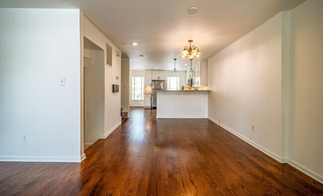 Building Photo - Sophisticated Townhome Steps from East Fal...