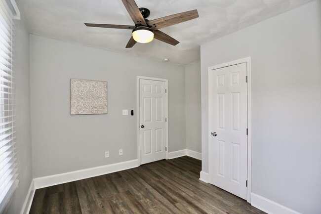 Building Photo - Updated & Ready 09-19-25! Pet Friendly - F...