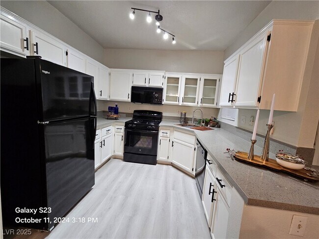 Building Photo - 1830 N Buffalo Dr